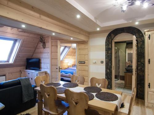 Ein Sitzbereich in der Unterkunft Apartamenty Kiry Zakopane
