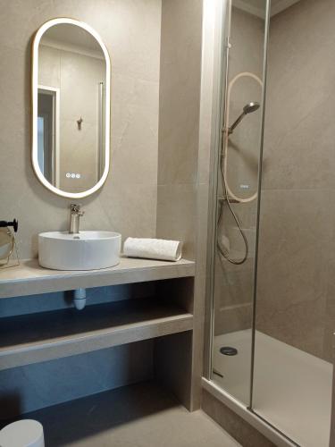 une salle de bain avec un lavabo et une douche dans l'établissement BLEU CASSIS-VINTAGE -3 Ch- Magnifique vue mer- Parking gratuit et Jardin, à Cassis