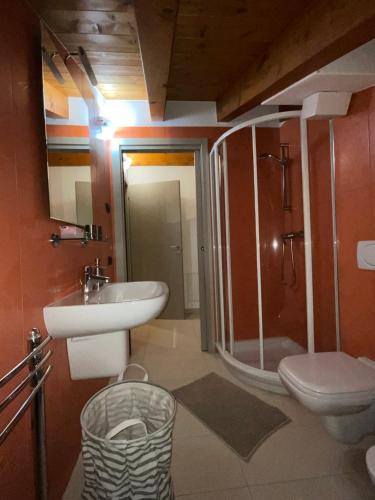 y baño con aseo, lavabo y ducha. en L'Acero Rosso, en Prosto di Piuro