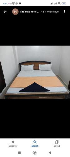 The Maa hotel and restaurant في Kannauj: صورة سرير في الغرفة