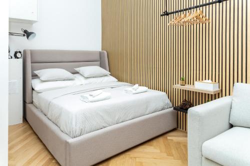 1 dormitorio con 1 cama y 1 silla en Charming retreat near town centre, en Viena