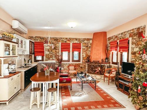 cocina y sala de estar con un árbol de Navidad en Filimon GuestHouse Villa en Xanthi