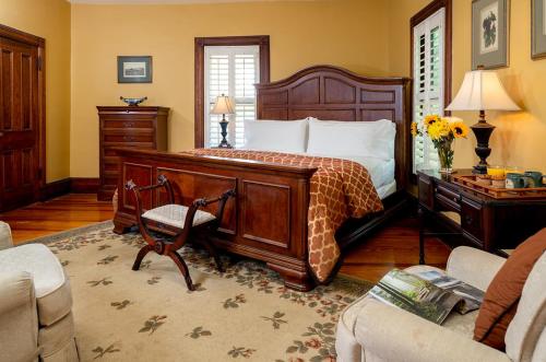 Cama ou camas em um quarto em Historic Engadine w BBQ @ Suite 3 ➠ 2630