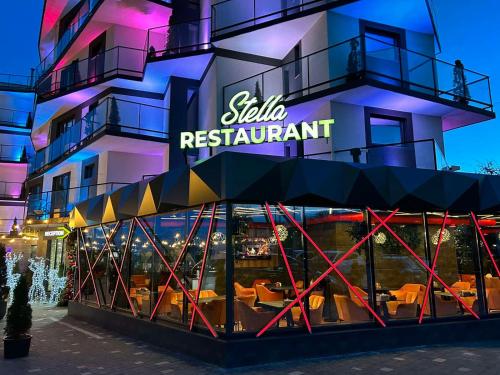Stella في ترنوبل: مطعم امام مبنى في الليل