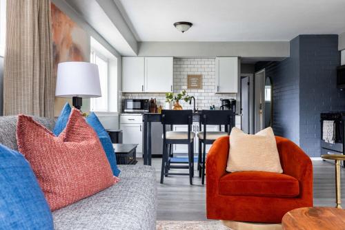 uma sala de estar com um sofá e uma cozinha em Westlake Elegance - Detroit Unit 3 em Westlake