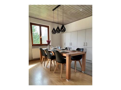 ein Esszimmer mit einem Tisch und Stühlen in der Unterkunft Haus im Schwarzwald in Lenzkirch