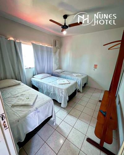 パルマスにあるNunes Hotelのホテル内のベッド2台付きの部屋