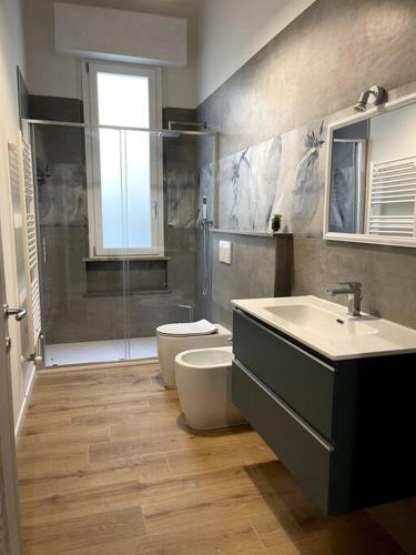 uma casa de banho com um lavatório, um WC e um chuveiro em Rusciano Park Apartment em Florença