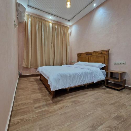 Bel appartement de 2 chambres في مراكش: غرفة نوم بسرير كبير ونافذة