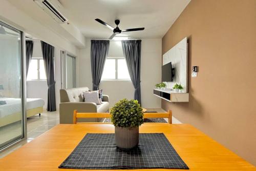 ein Wohnzimmer mit einem Tisch und einem Sofa in der Unterkunft Alanis Superior Studio @ KLIA in Sepang
