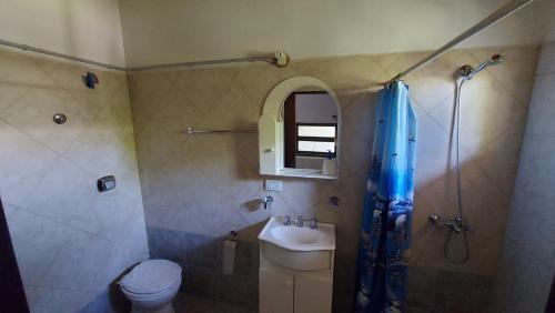 y baño con lavabo, ducha y aseo. en Hospedaje San Juan en Jesús María