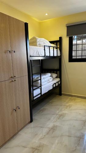 um quarto com um beliche e um armário em Urban Bunks - Riyadh em Riyadh