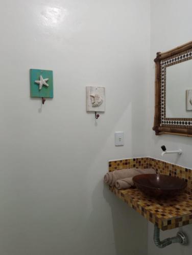 y baño con lavabo y espejo. en Pousada Frida, en Penha