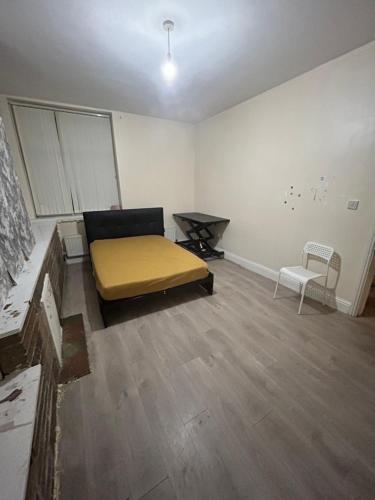Habitación con cama, sofá y mesa. en 40 vicarage street en Failsworth