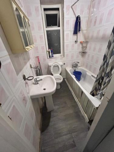 Failsworth的住宿－40 vicarage street，浴室配有盥洗盆、卫生间和浴缸。