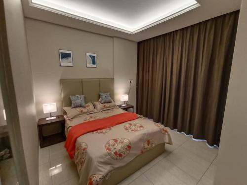 una camera da letto con un grande letto con due lampade sopra di Luxury 5 star Studio in Kuala Lumpur a Kuala Lumpur