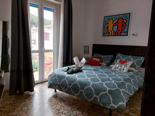 ein Schlafzimmer mit einem Bett und einem großen Fenster in der Unterkunft MIGU POINT Pisa in Pisa