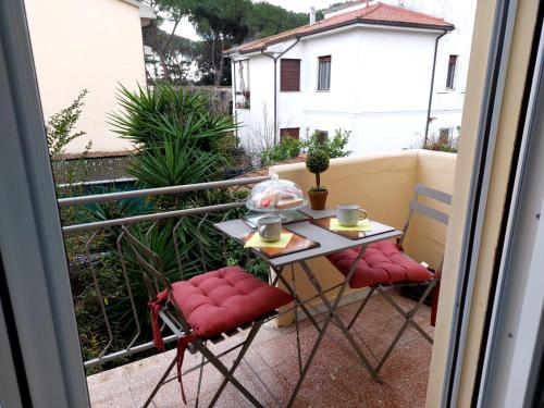 einen Balkon mit einem Tisch und Stühlen in der Unterkunft MIGU POINT Pisa in Pisa