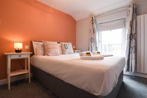 sypialnia z dużym łóżkiem i oknem w obiekcie New 2 bed home with off-road parking sleeps 6 w mieście Brockhurst