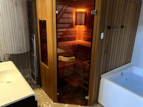 SPA ir (arba) kitos sveikatingumo paslaugos apgyvendinimo įstaigoje El Gallinero, Loft con sauna y jacuzzi