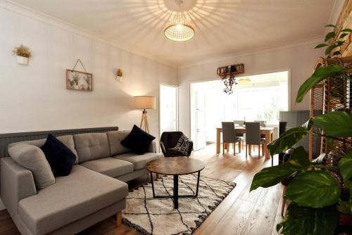 2 Bed Flat with garden nr Beach
