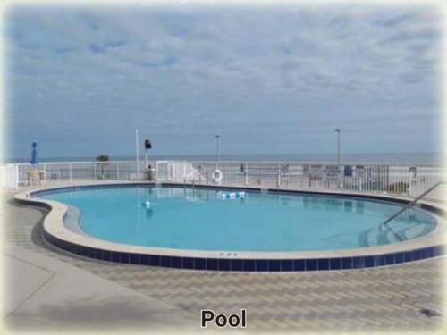 une grande piscine bleue sur un bateau de croisière dans l'établissement 21st Floor Oceanfront Retreat 2bed 2bath Condo, à Daytona Beach