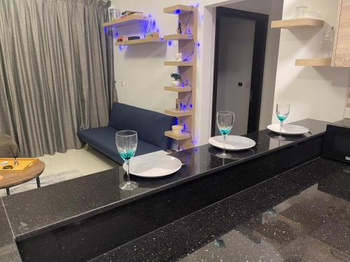 - un salon avec 2 verres à vin sur un comptoir dans l'établissement Great view, Dubai SportCity, parking included, nice Apartments, à Dubaï