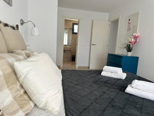 CALA ALTA modern apartment photo 14