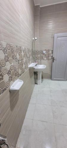 bagno con lavandino e specchio di Ahmed House 1 a Safaga
