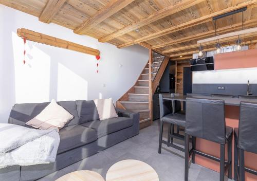 un salon avec un canapé et une table dans l'établissement Val Thorens So Cocooon Silveralp 329, à Val Thorens