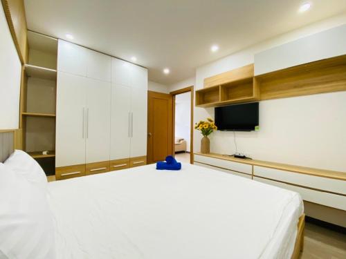 Giường trong phòng chung tại Kim Ngan Phat Deluxe Apartment