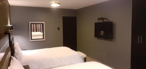 Un pat sau paturi într-o cameră la hotel taymi