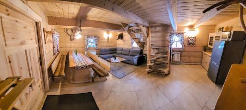 una vista aérea de una sala de estar en una casa pequeña en Pokoje Gosinne U Ani i Andrzeja, en Małe Ciche