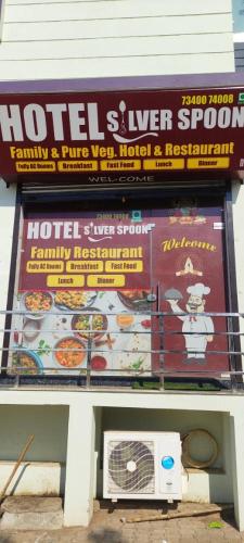 un cartel en un edificio con ventilador en Hotel silver spoon and restaurant bhadra, en Bhādra