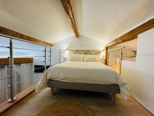 Un dormitorio con una cama grande en una habitación. en Love & Spa Fréjus, en Fréjus