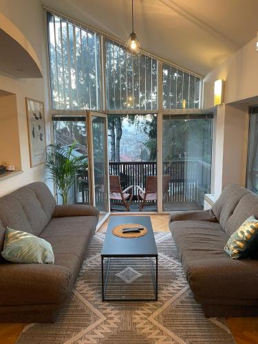 萨拉热窝Sarajevo View - Fresh air的有两张沙发和一张咖啡桌的客厅