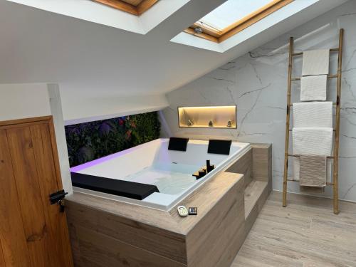 Habitación con bañera en una casa en Love & Spa Fréjus, en Fréjus