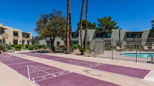 Bazén v ubytování Updated Condo in A Old Town Scottsdale Location nebo v jeho okolí