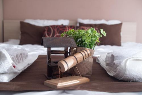 a wooden table with a plant on top of a bed at Villa La Munte in Kruševo