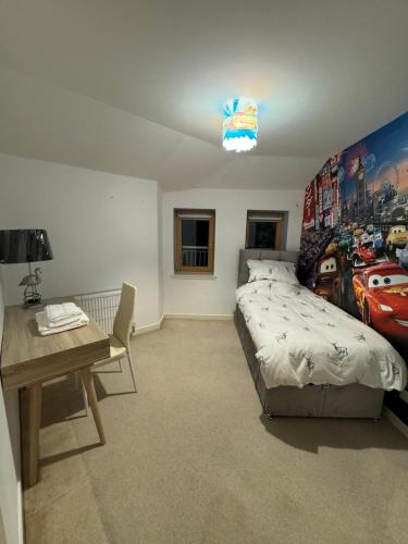 una camera con letto, scrivania e di 23 Lochburn Gardens - Carz a Maryhill