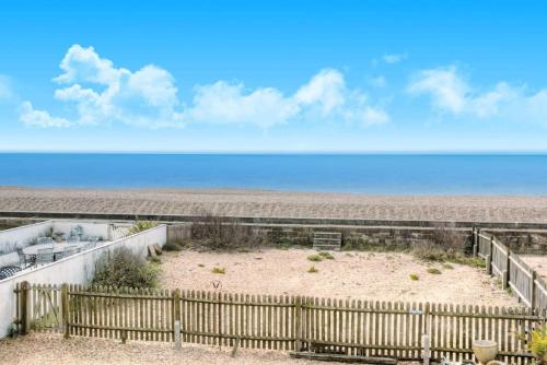 Modern 2BR w sea views beach access