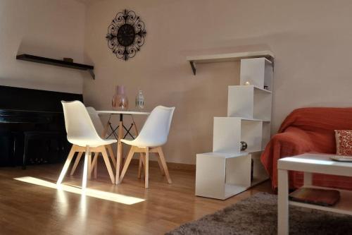 sypialnia ze stołem, 2 krzesłami i łóżkiem w obiekcie La Morada de Toledo w mieście Toledo