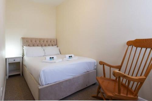 - une chambre dotée d'un lit avec deux assiettes de nourriture dans l'établissement Centrally Located 3Bed Family Home, à Portsmouth