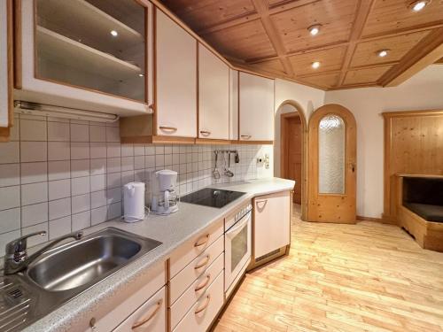 - une cuisine avec un évier et un comptoir dans l'établissement Apartments Max & Moritz, à Kirchberg in Tirol