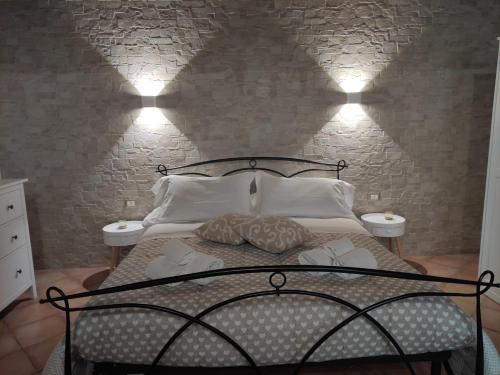 Un dormitorio con una cama negra con dos mesitas de noche. en Casa Ciuri Ciuri, en Noto