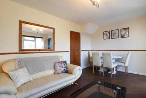 ein Wohnzimmer mit einem Sofa und einem Tisch in der Unterkunft Minutes from Dockyard Homely 2bed apt sleeps 6 in Portsmouth