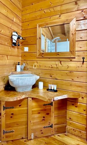 a bathroom with a sink and a mirror at פינה ברמות - צימרים לנוף הכנרת in Moshav Ramot