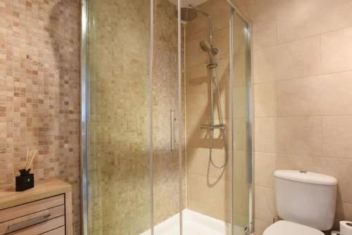 a shower stall in a bathroom with a toilet at Modern 1 Bed Apt with parking in Portsmouth