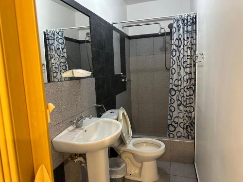 uma pequena casa de banho com lavatório e WC em Habitacion doble huaca Miraflores em Lima