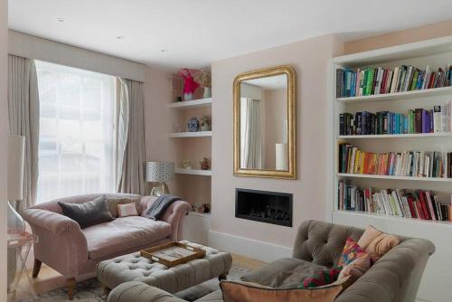 - un salon avec deux canapés et un miroir dans l'établissement Stylish home in the perfect location, à Londres
